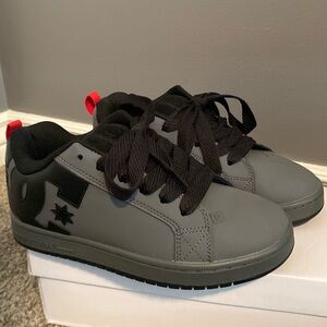 DC SHOES, Men’s court graffik shoes, Grey Black and Red, size 6 men’s BRAND NEW